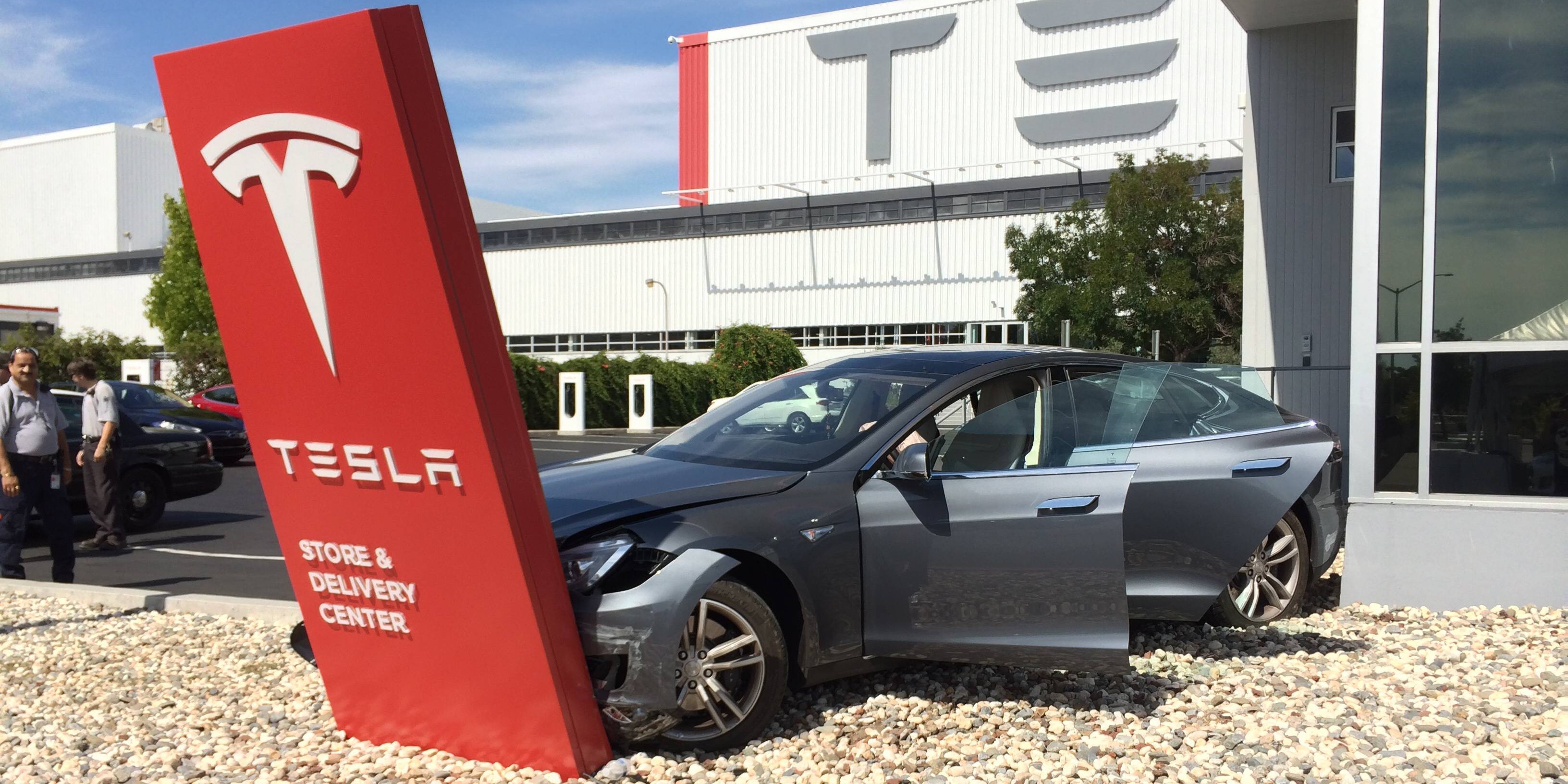 Tesla-crashes-into-sign