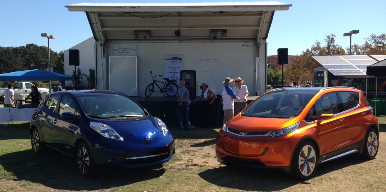 2016-nissan-leaf-and-chevrolet-bolt-ev-at-drive-electric-week-event-los-angeles-photo-zan-scott_100527328_h