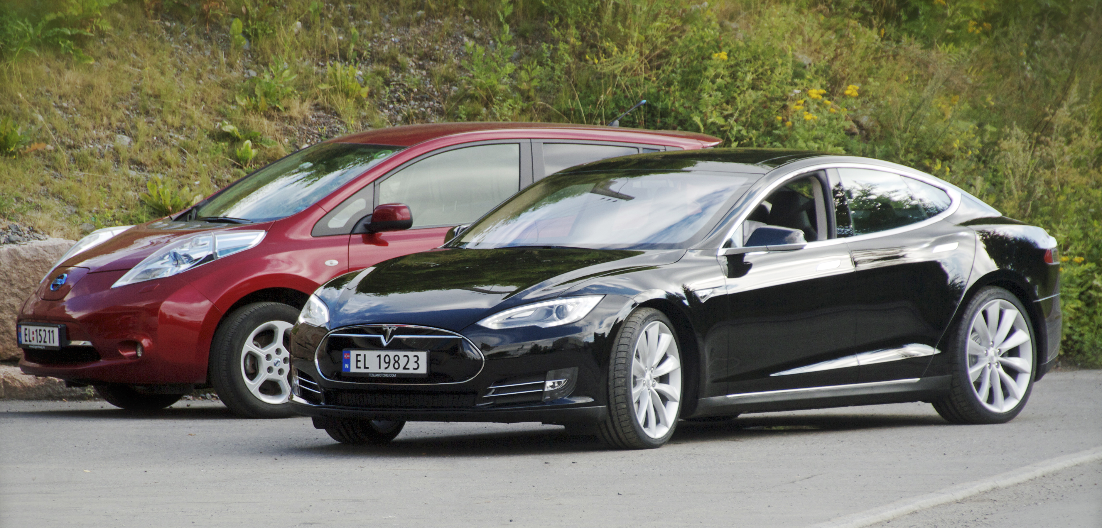 Nissan_Leaf_and_Tesla_Model_S_in_Norway_cropped