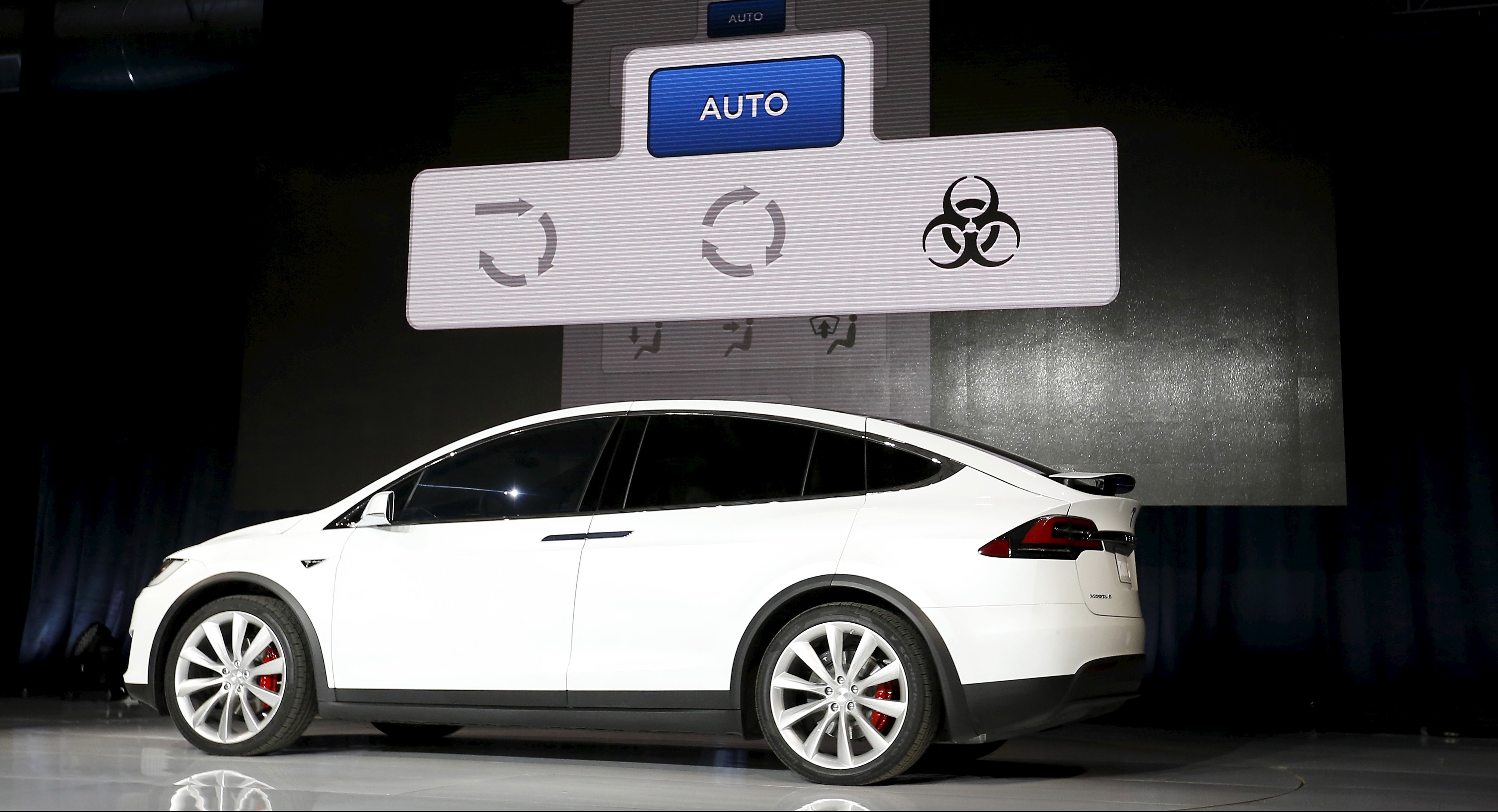 A Tesla Model X electric sports-utility vehicle is displayed during a presentation in Fremont, California September 29, 2015. Tesla Motors delivered the first of its long-awaited Model X electric sports-utility vehicles on Tuesday, a product investors are counting on to make the pioneering company profitable after years of losses. REUTERS/Stephen Lam - RTS2CQA