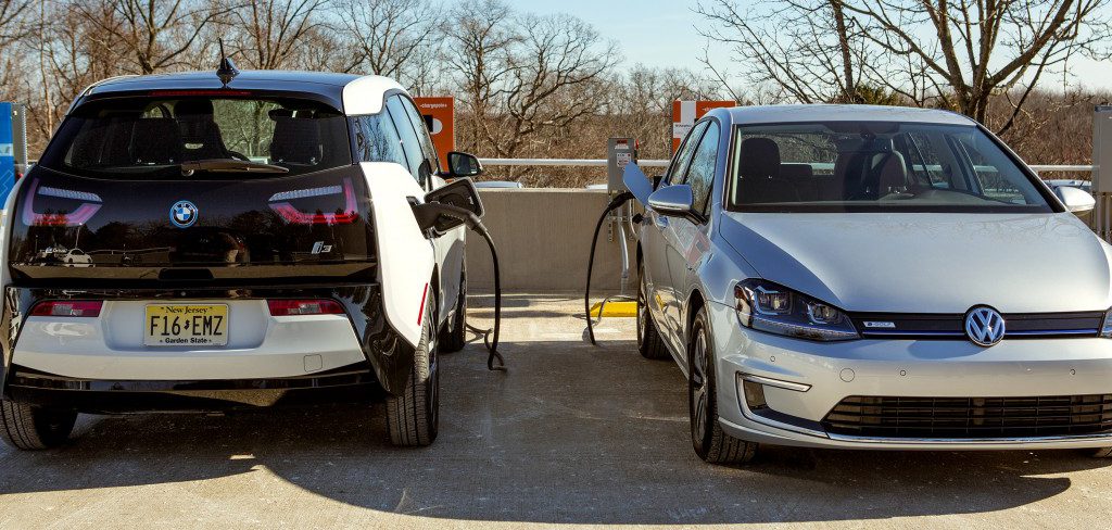 bmw-i3-and-volkswagen-e-golf-electric-cars-using-combined-charging-system-ccs-dc-fast-charging_100498041_l