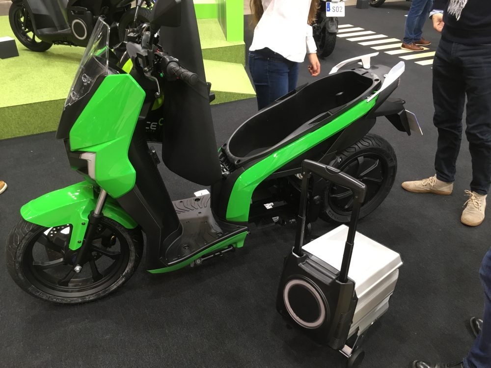 S01 electric scooter with swappable battery