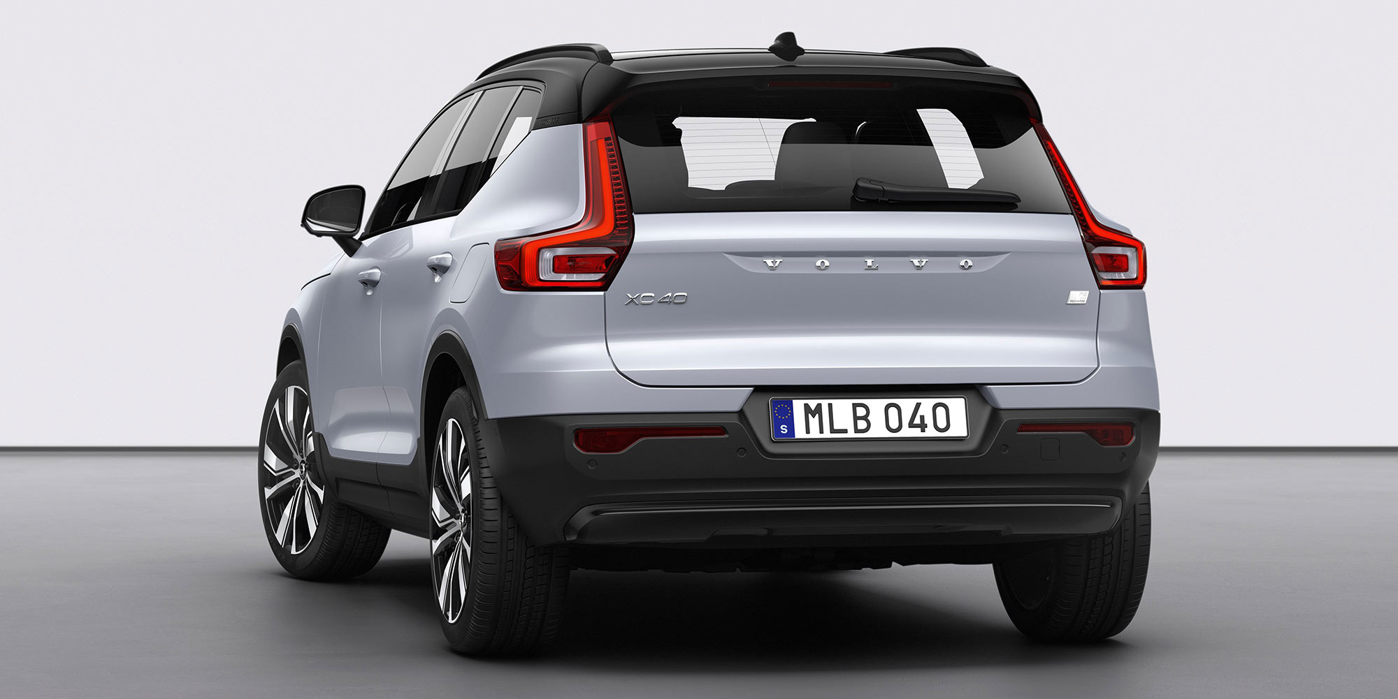 XC40 Recharge P8 AWD in Glacier Silver and 20” alloy wheels