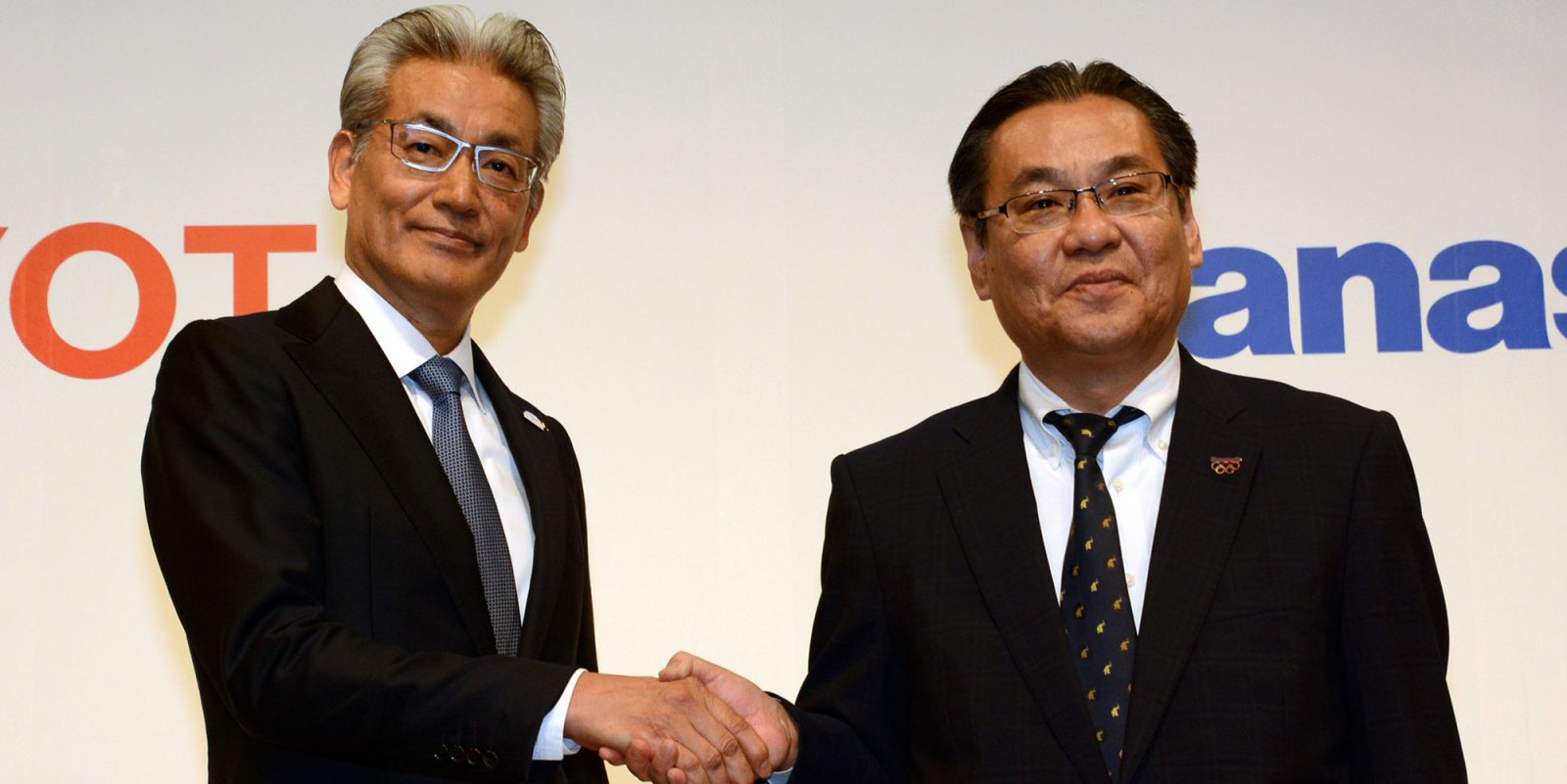 Toyota operating officer Masayoshi Shirayanagi, right, and Panasonic senior managing executive officer Makoto Kitano